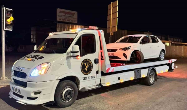 Dur ihtarına uymayan şüpheliler, araç lastiklerine ateş edilerek durduruldu