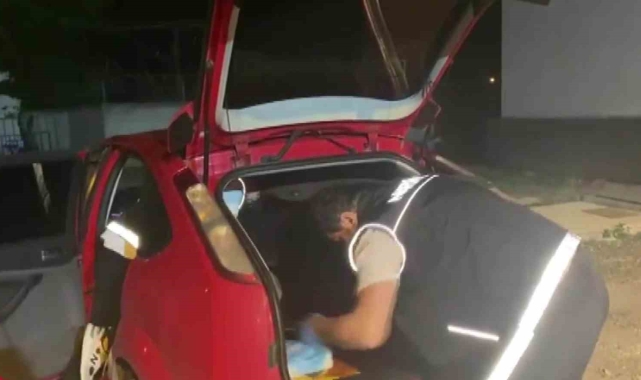 Durdurulan otomobildeki çantadan uyuşturucu çıktı