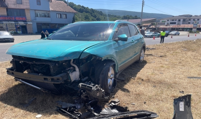 Düzce'de otomobille çarpışan cipin refüje çıkması güvenlik kamerasında
