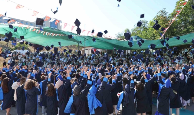 Düzce Üniversitesi'nde mezuniyet coşkusu