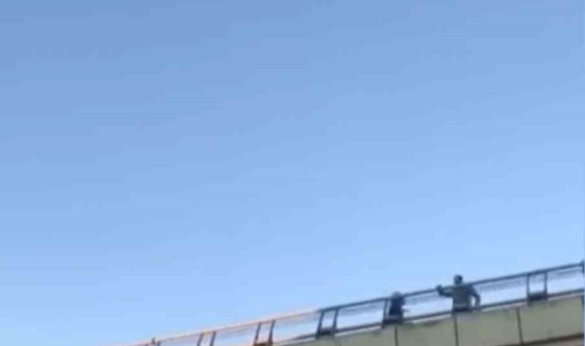 E-5 Karayolu'nda dehşet anları, genç kız koşarak aşağıya atladı, vatandaşlar çığlık çığlığa kaldı