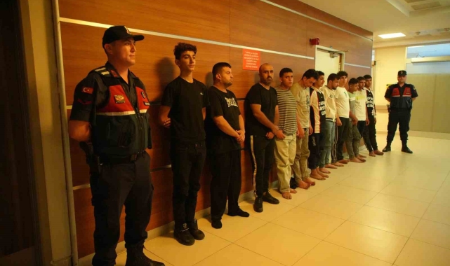 Edirne'de Bulgaristan'ın yalın ayak geri ittiği göçmenleri Jandarma kucakladı