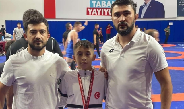 Efe Nuh Dinçer, güreşte Tavşanlı'nın gururu oldu