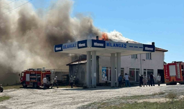 Eflani'de çatı yangını büyümeden söndürüldü