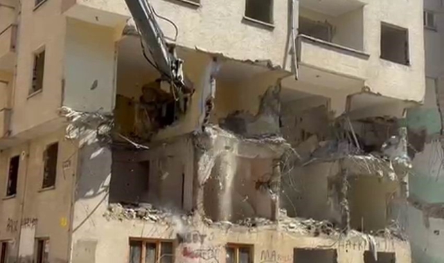 Elazığ'da ağır hasarlı binaların yıkımı sürüyor