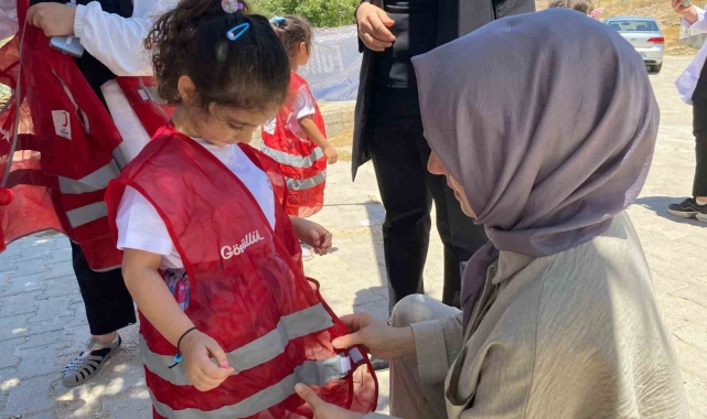 Elazığ'da anaokulu öğrencilerinden yürekleri ısıtan davranış