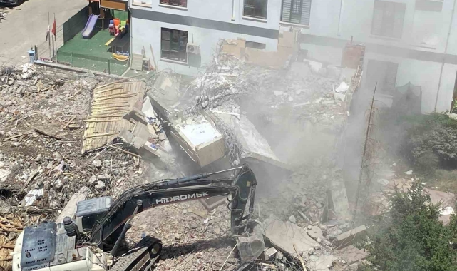 Elazığ'da hasarlı bina, 13 saatlik çalışmanın ardından ancak yıkılabildi