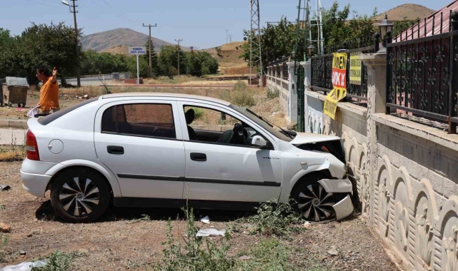 Elazığ'da otomobil bahçe duvarına çarptı: 5 yaralı