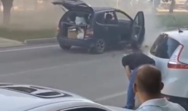 Elazığ'da seyir halindeki otomobil alev aldı