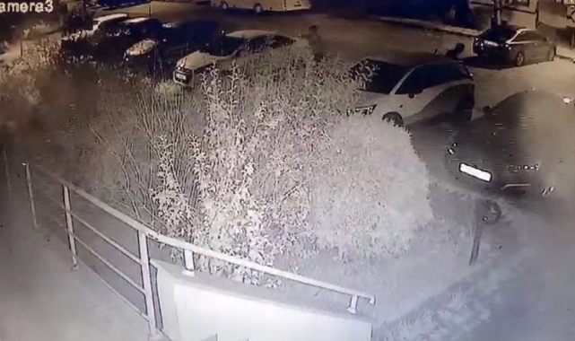 Elindeki sopayla park halindeki otomobilin camını kırdı