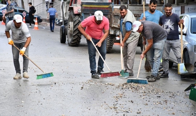 Emet Belediyesinden yoğun yağış sonrası onarım ve temizlik çalışması