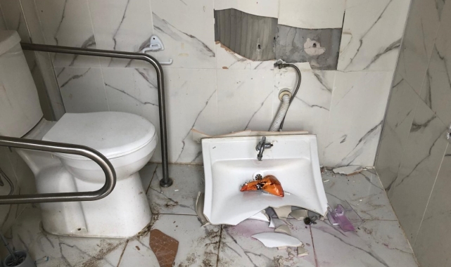 Engelli vatandaşların kullanımındaki lavaboları kırdılar