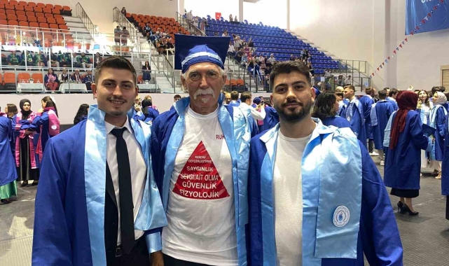 Erdek'te okuyan Türkiye'nin en yaşlı üniversite öğrencisi mezun oldu