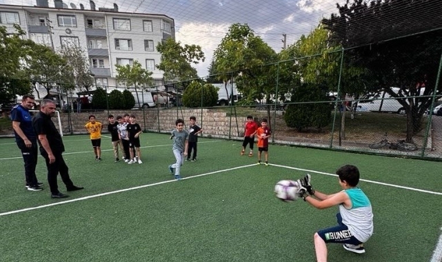 Ertuğrul Başkan'dan çocuklara ödüllü penaltı atışı