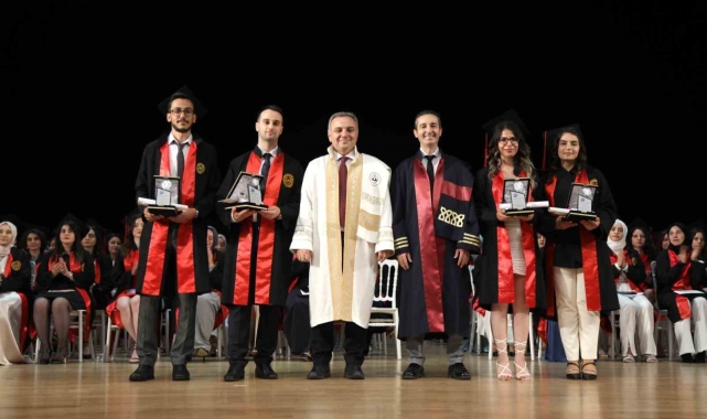 ERÜ Tıp Fakültesi 50. dönem mezunlarını verdi