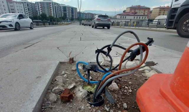Erzurum'da yol ortasındaki açık elektrik kabloları büyük tehlike oluşturuyor