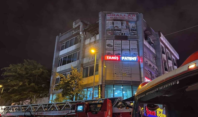 Esenyurt'ta 4 katlı binada korkutan yangın kamerada