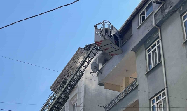 Esenyurt'ta iki bina arasındaki gecekondu alev alev yandı, korku dolu anlar yaşandı