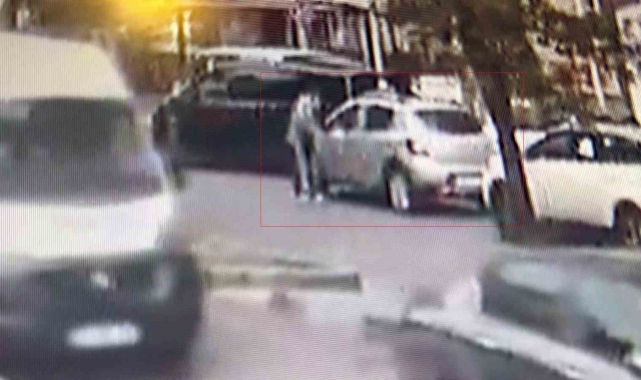 Esenyurt'ta sinyal kesici kullanarak açtığı araçtan 300 bin lira çalan hırsız kamerada