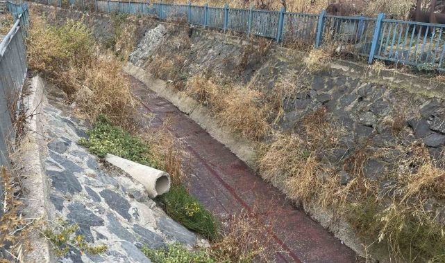 Esenyurt'ta yağmur sonrasında dere kırmızı renkte aktı