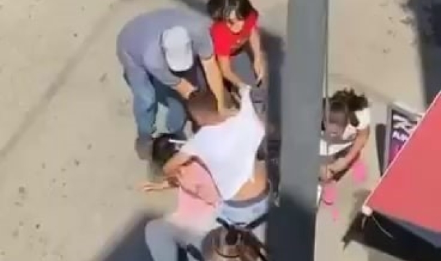 Eski eşi tarafından sokak ortasında darp edildi, çocuklar annelerine siper oldu