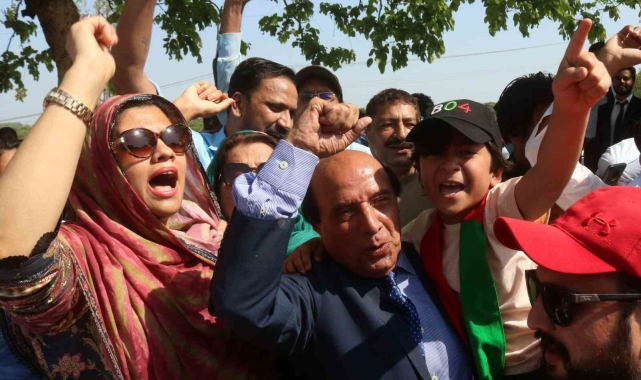 Eski Pakistan Başbakanı Khan ve eşi "yasa dışı evlilik" suçlamasından beraat etti