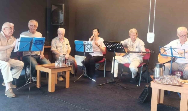 Eskişehir'de yaşlılar için Türk Halk Müziği Grubu tarafından verilen konser ilgi gördü