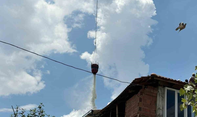 Evde çıkan yangın araziye sıçradı