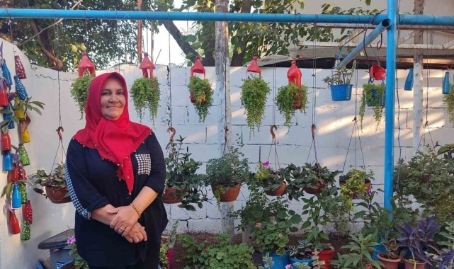 Evinin bahçesini atık malzemelerden sanat galerisine çevirdi