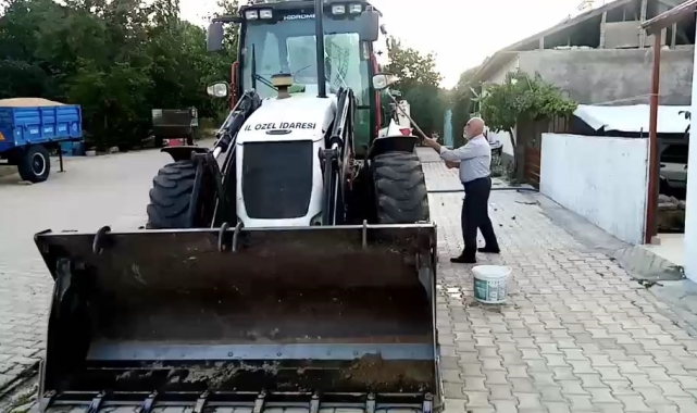 Evinin önüne park edilen kepçeyi yıkadı, vali teşekkür etti