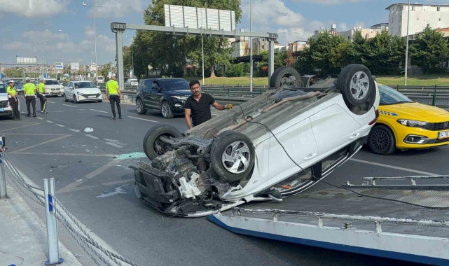 Fatih'te bariyerlere çarpan otomobil takla attı