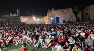 Fatih'te milli maç heyecanı dev ekrandan izlendi