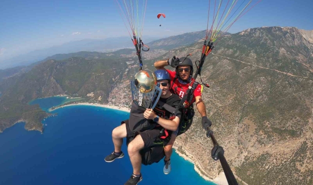 Fethiye'de Galatasaray'ın şampiyonluk kupası göklerde