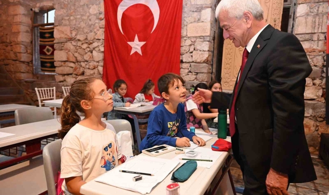 Finike Belediyesi kurslarında vatandaşlar hem eğleniyor hem öğreniyor