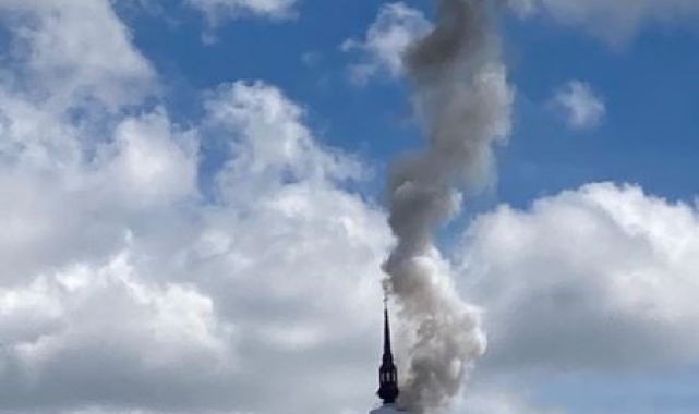 Fransa'daki Rouen Katedralinde yangın