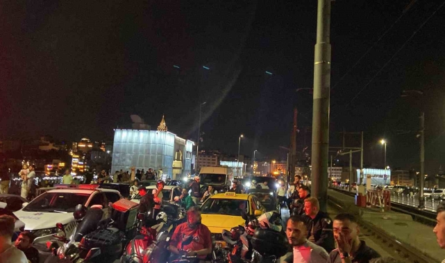 Galata Köprüsü'nde park halindeki araçlara vuran hafif ticari araç yan yattı: 2 yaralı