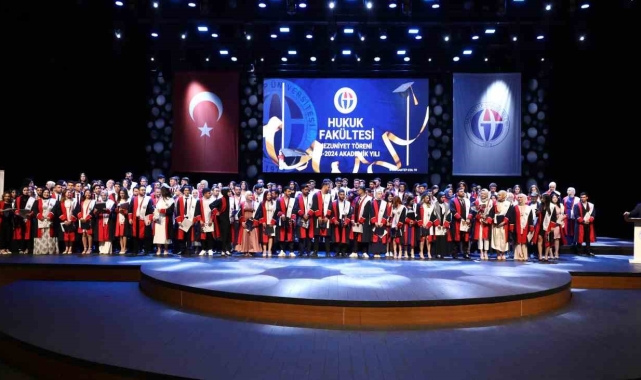 GAÜN&#039;de genç hukukçuların mezuniyet coşkusu