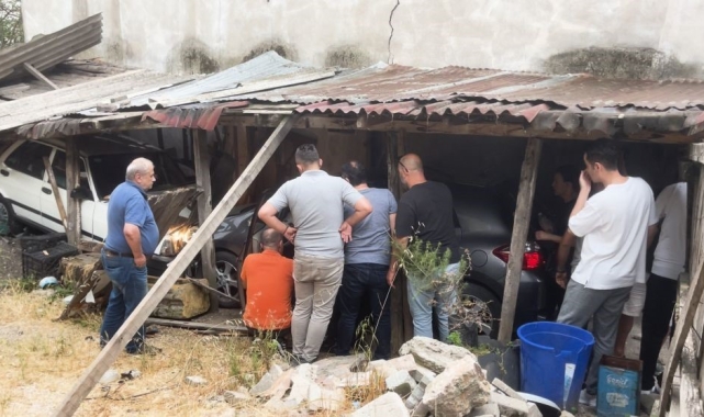 Gaz pedalı takılı kaldı, garajın kapısını kırarak otomobile çarptı: 1 yaralı