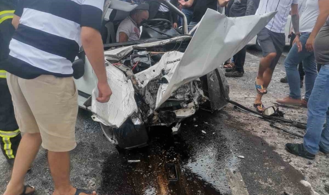 Gaziantep'te 2 araç kafa kafaya çarpıştı: 3 yaralı
