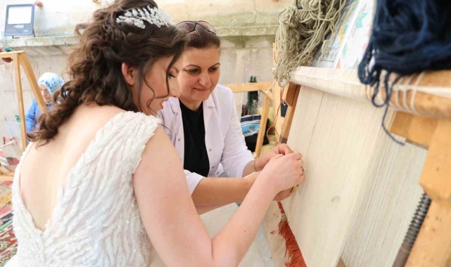 Gelinliği ile halı dokudu