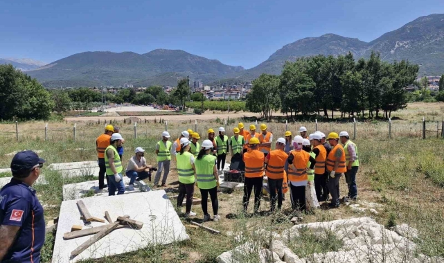 Gençlik spor personeline depremde arama kurtarma eğitimi verildi