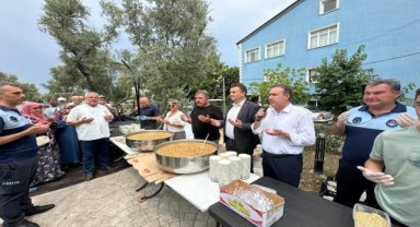 Gerze Belediyesi vatandaşlara aşure dağıttı