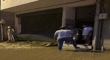 Giresun'da sağanak nedeniyle bir ev yan yattı, su baskınları oluştu