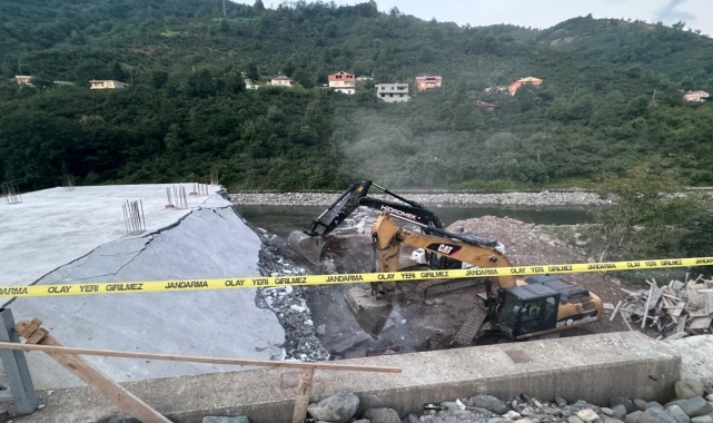 Giresun'da taşkın sahasında inşa halindeki yapı iş makineleriyle yıkıldı