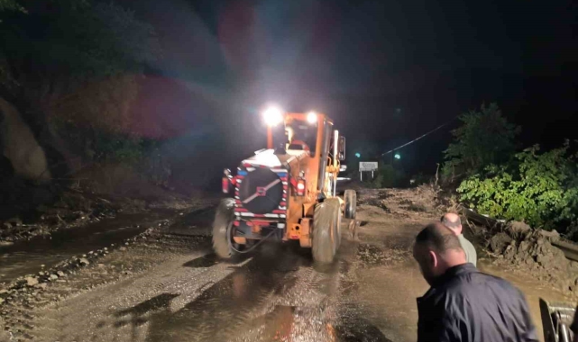 Giresun'da heyelan nedeniyle ulaşıma kapanan yolu açma çalışmaları başlatıldı