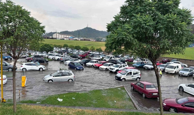 Göle dönen otoparkta onlarca araç mahsur kaldı