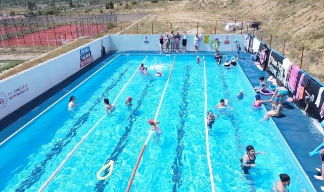Gümüşhane'de çocuklar portatif havuzlarda yüzme öğreniyor