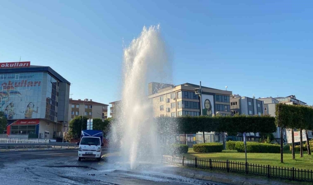 Güngören'de asfalt yenilemesi sırasında su borusu patladı: Fışkıran su metrelerce yükseldi