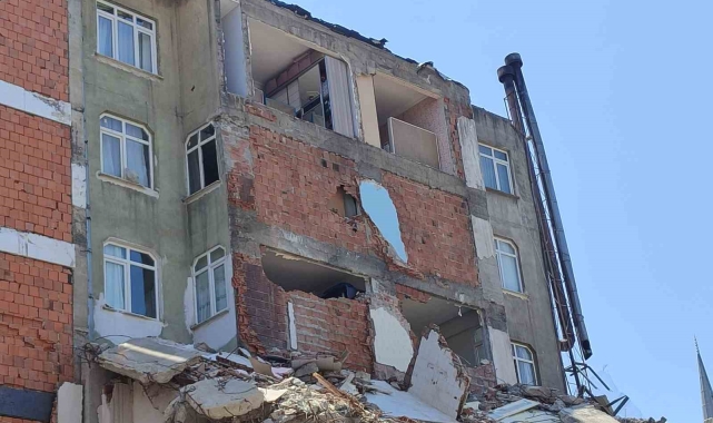 Güngören'de yıkım nedeniyle 2 bina hasar gördü