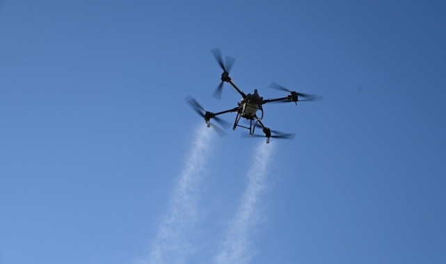 Gurbetçilerin üzerine drondan gül suyu serptiler